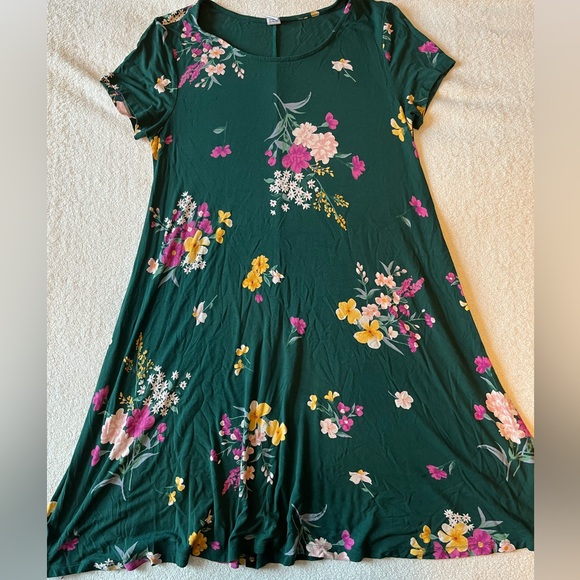 Old Navy Dresses & Skirts - Old Navy green floral dress, women’s size medium. Stretchy swing dress